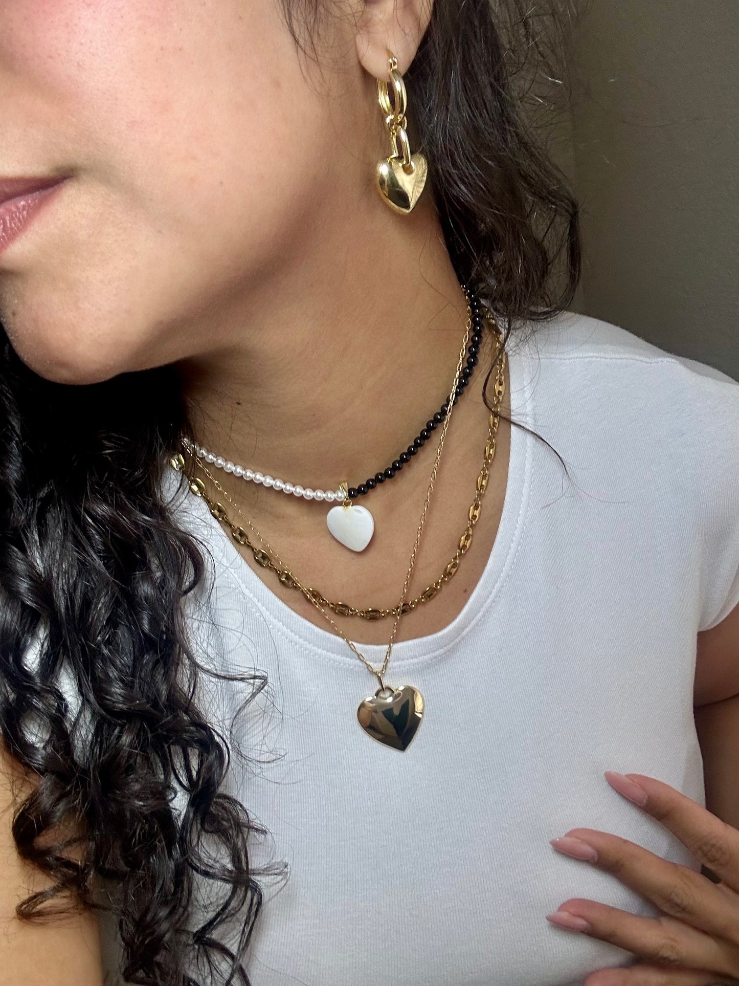 Necklace black and white