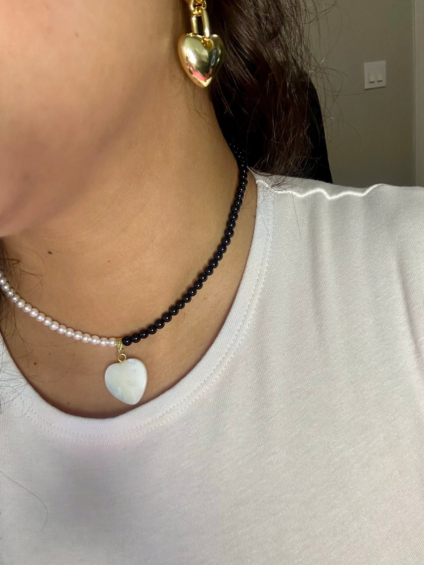 Necklace black and white