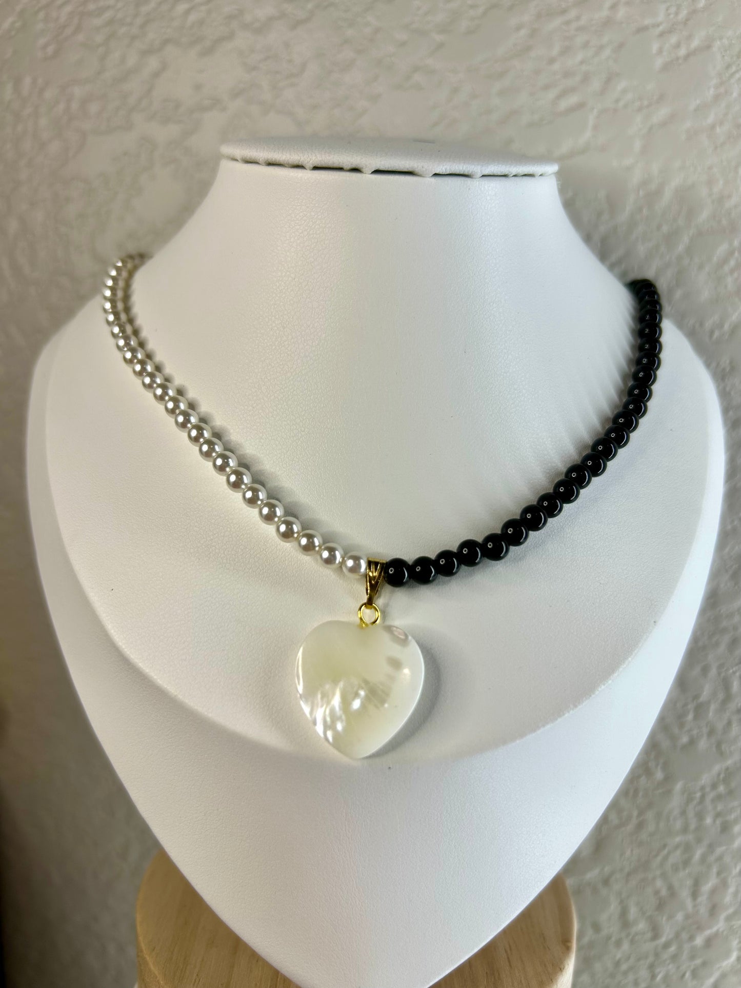 Necklace black and white